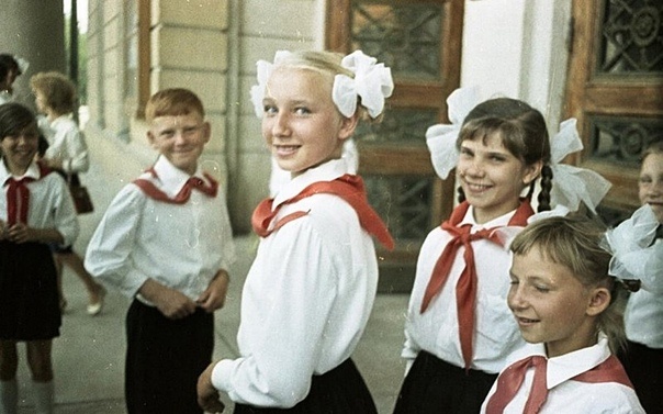 В парикмахерской поздравили с Днем пионериии. И я вспомнила, как мы становились частью большой страны