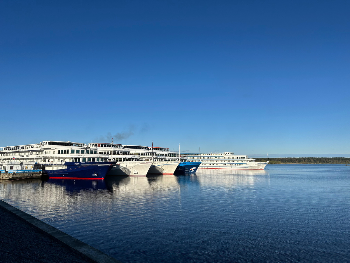 Стоянка тетлоходов в городе Мышкин