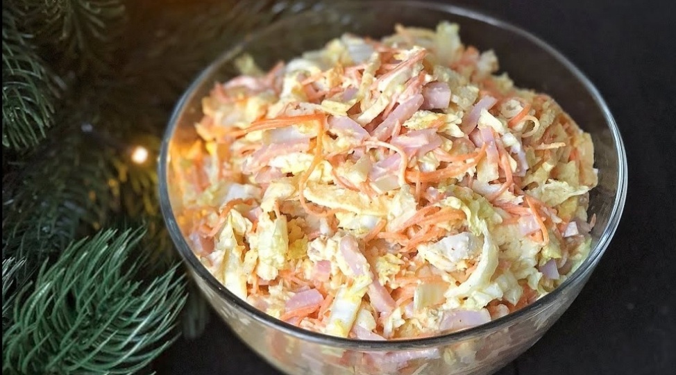 Салат «Анастасия»: Изысканный микс ветчины, курицы и корейской моркови