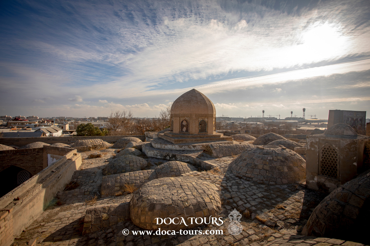 XIX век вошел в мировую историю как период, когда взоры европейских политиков, ученых, предпринимателей были прикованы к неизведанным и малодоступным уголкам Азии. Особое внимание уделялось изучению природных условий, истории, этнографии, религии и культуры народов Средней Азии. Интерес к этому загадочному региону подогревался слухами о его несметных богатствах, самородном золоте, диковинных рынках, работорговле, самобытных обычаях, кочевой вольнице, фанатичных деспотах Хивы, Бухары, Коканда. Огромное значение имело, разумеется, географическое и стратегическое положение региона, граничившего с Россией и индийскими колониальными владениями Великобритании.  
Именно в этот нелегкий период, герой сегодняшнего нашего выпуска − Арминий Вамбери, одним из первых европейцев совершил свое путешествие по Средней Азии и благополучно возвратился оттуда. В 1864 г. Вамбери опубликовал книгу о своих странствиях — «Путешествие по Средней Азии», — вызвавшую громадный интерес в Западной Европе, России и Северной Америке. Она была переведена почти на все европейские языки. Сегодняшний наш выпуск мы решили посвятить биографии великого путешественника, а также его книге «Путешествие в Среднюю Азию». Досмотрите ролик до конца, ваc ждет много интересных фактов. А мы начинаем.

