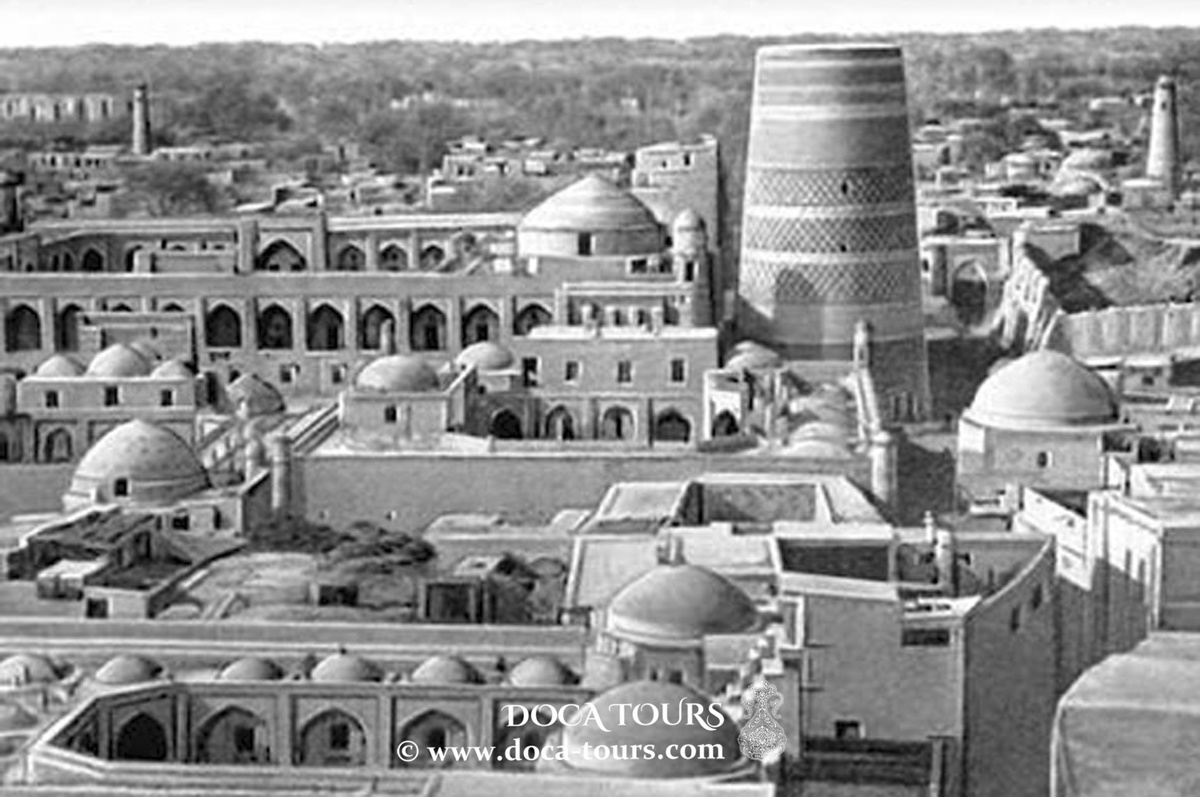 Вамбери был человеком удивительной судьбы, он прошел сложный и трудный жизненный путь. Он рано лишился отца. В детстве перенес тяжелую болезнь, в результате которой остался хромым на всю жизнь. Этот физический недостаток причинял ему немало мучений, особенно во время его путешествий.

Начальное образование он получил в еврейской школе в Дуна-Шердагели, куда его семья переехала после второго замужества матери. Свое обучение он продолжил в коллегии монашеского католического ордена пиаристов в Сен-Георгене. Затем поступил в коллегию бенедиктинских монахов в Пресбурге. Учиться без средств к жизни, на полуголодный желудок было очень тяжело. Поэтому юноше пришлось заняться самообразованием и зарабатывать преподаванием языков отпрыскам богатых родителей.

С детства Вамбери знал венгерский, немецкий, словацкий и еврейский языки, позже изучил латынь, французский, английский, испанский, итальянский, датский и шведский. В двадцатилетнем возрасте он овладел также русским, древнегреческим, стал заниматься турецким, арабским и персидским языками.

7. Страстная любовь к восточным языкам и природная склонность к странствиям зародили в нем мечту о путешествии в далекие страны. В 1857 г. Арминий сел в Галаце на пароход и направился в Стамбул. Он с восторгом вслушивался в многоязычный гомон турецкой столицы. Там ему приходилось зарабатывать на хлеб декламацией турецких народных романов в маленьких прокуренных кофейнях. Постепенно он стал вхож как преподаватель и ученый в дома османских чиновников, аристократии, европейских дипломатов.
