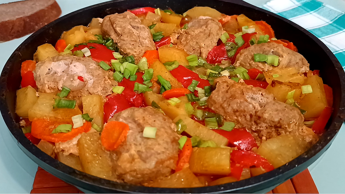 ⭐ Котлеты «на овощной подушке». Сытный ужин на сковороде