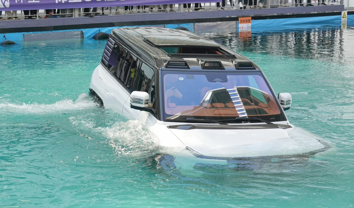 BYD Yangwang U8 на воде 