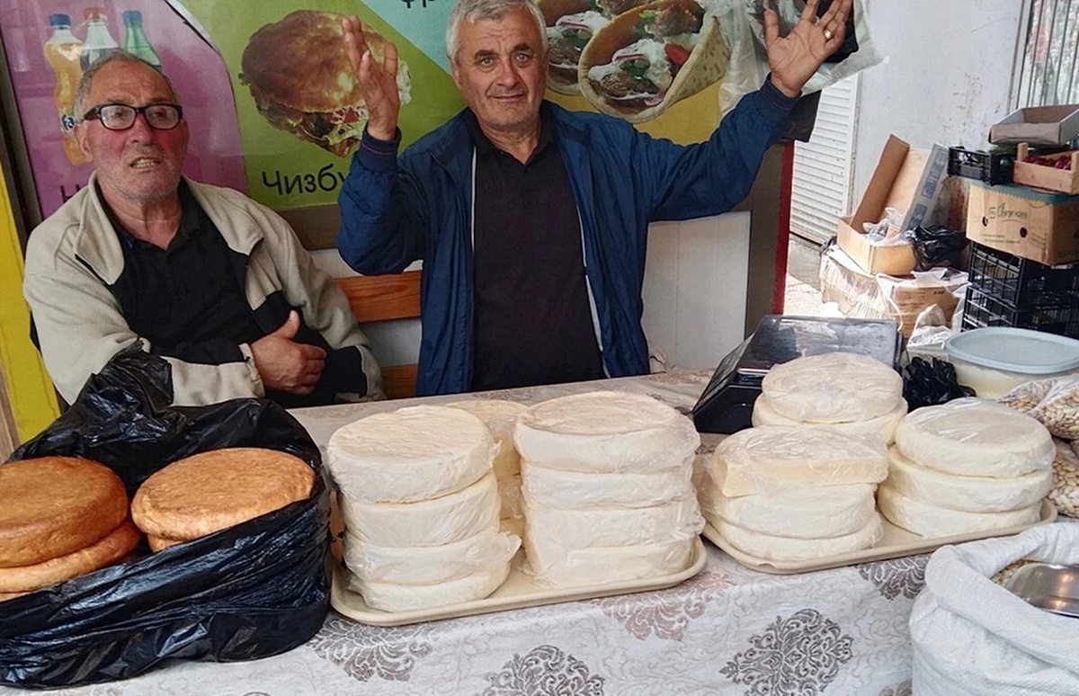 Торговцы сыром на сухумском рынке, фото автора сделано с разрешения продавцов