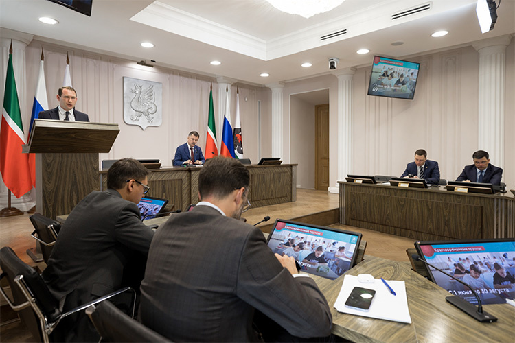    Рустем Гафаров: «Детей необходимо мотивировать не просто хорошо учиться, а чтобы в будущем хорошо зарабатывать и приносить пользу стране».   
Фото:  kzn.ru