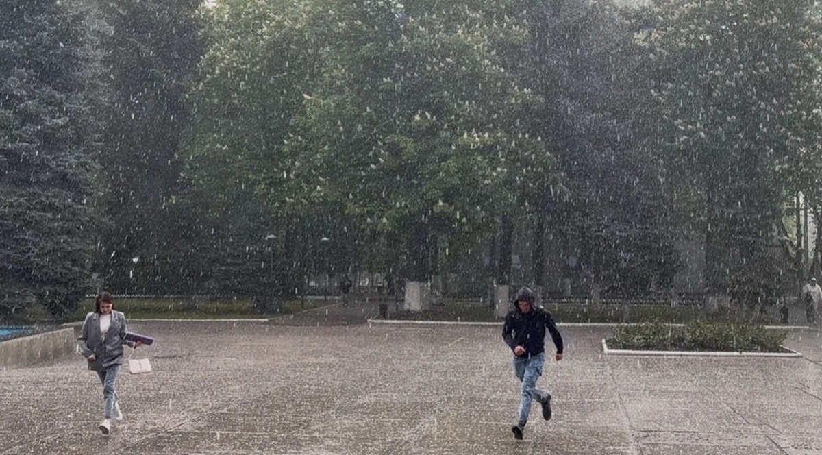    «Течет ручей, бежит ручей» по улицам Курска во время дождя с градом