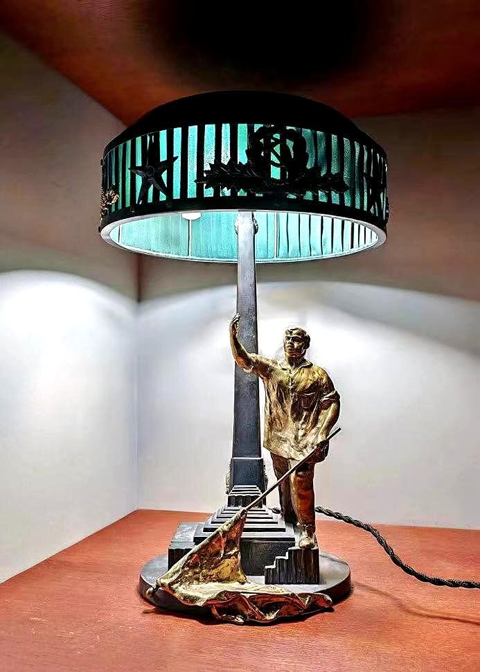 Советская настольная лампа «Рабочий-революционер со знаменем», агитация, бронза, золочение, 1920-е
