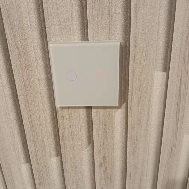 Белый сенсорный выключатель на стене