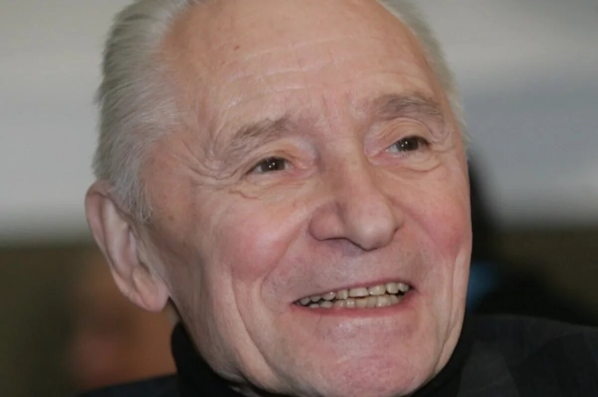    Ушла легенда.