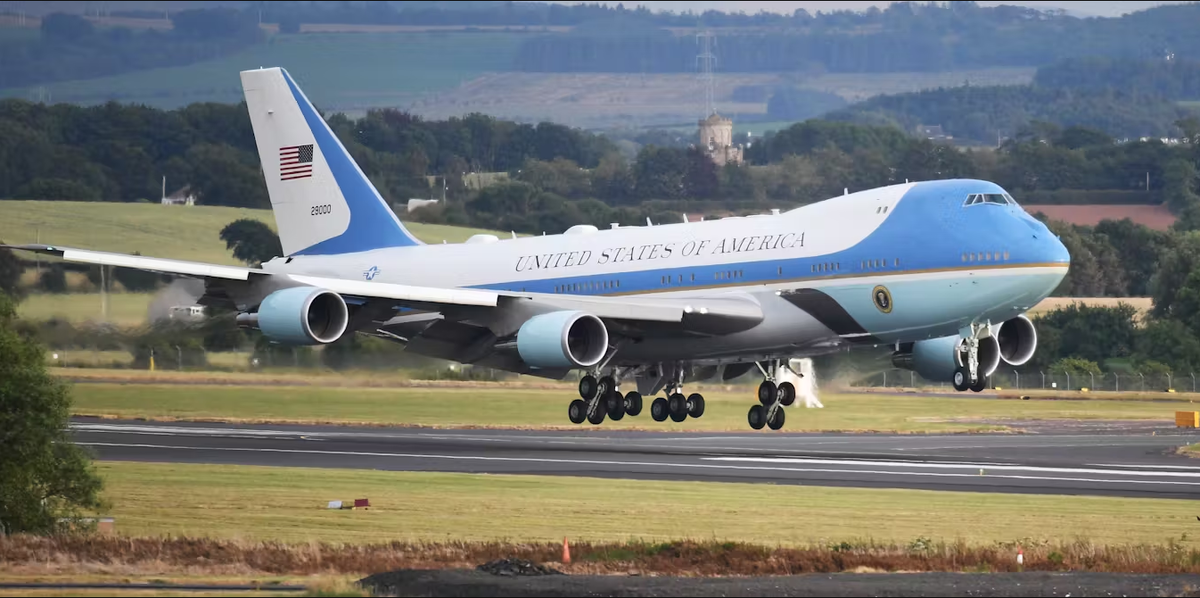 
Бывшая первая леди Жаклин Кеннеди помогла разработать цветовую схему борта номер один, которая используется с тех пор, как её муж стал президентом. Джефф Дж. Митчелл/Getty Images