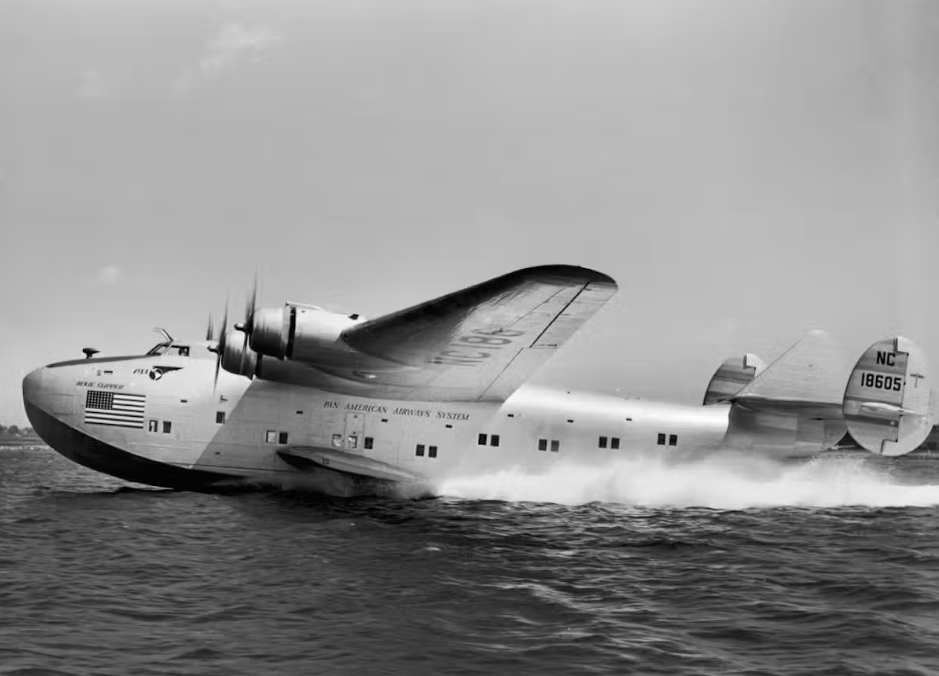 Президент Франклин Д. Рузвельт совершил первый президентский полёт на морском самолёте Dixie Clipper, построенном компанией Boeing. Hulton Archive/Getty Images