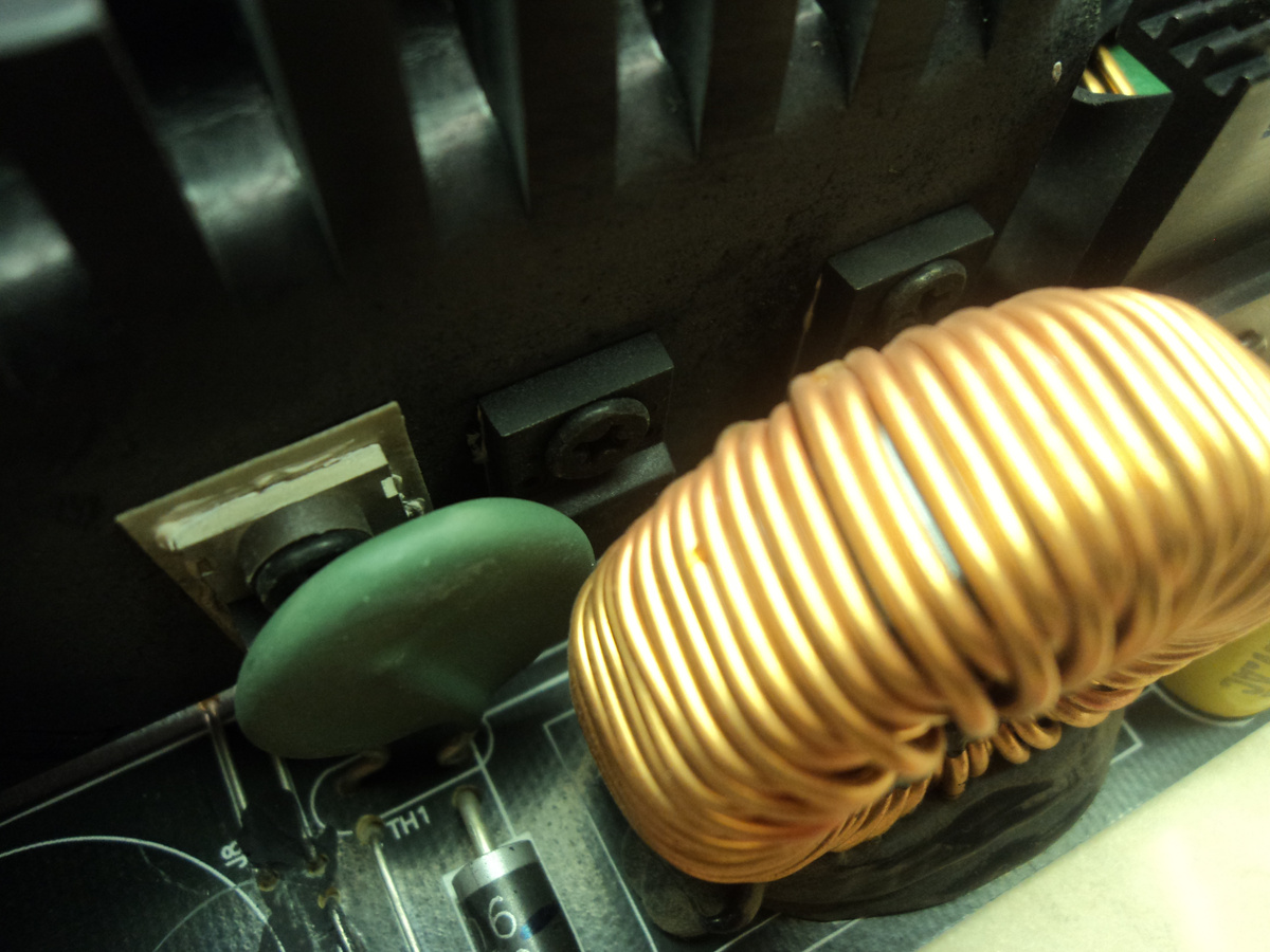 Транзисторы ККМ на радиаторе. Фото автора.