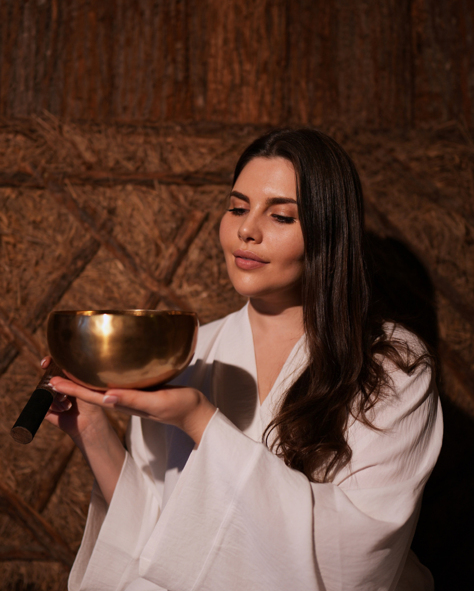 Я глубоко изучила эту тему и применяю её в жизни. Эффект потрясающий! Это работает. 100%. Именно поэтому я рекомендую тем, кому откликается этот метод, попробовать вибрационную терапию с поющими чашами.