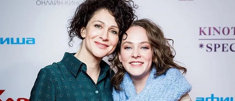 https://kino.rambler.ru/actors/51796214-za-paru-let-3-desyatka-roley-na-dvoih-i-odna-pozitsiya-antirossiyskaya-kseniya-rappoport-i-ee-doch-aglaya-tarasova/