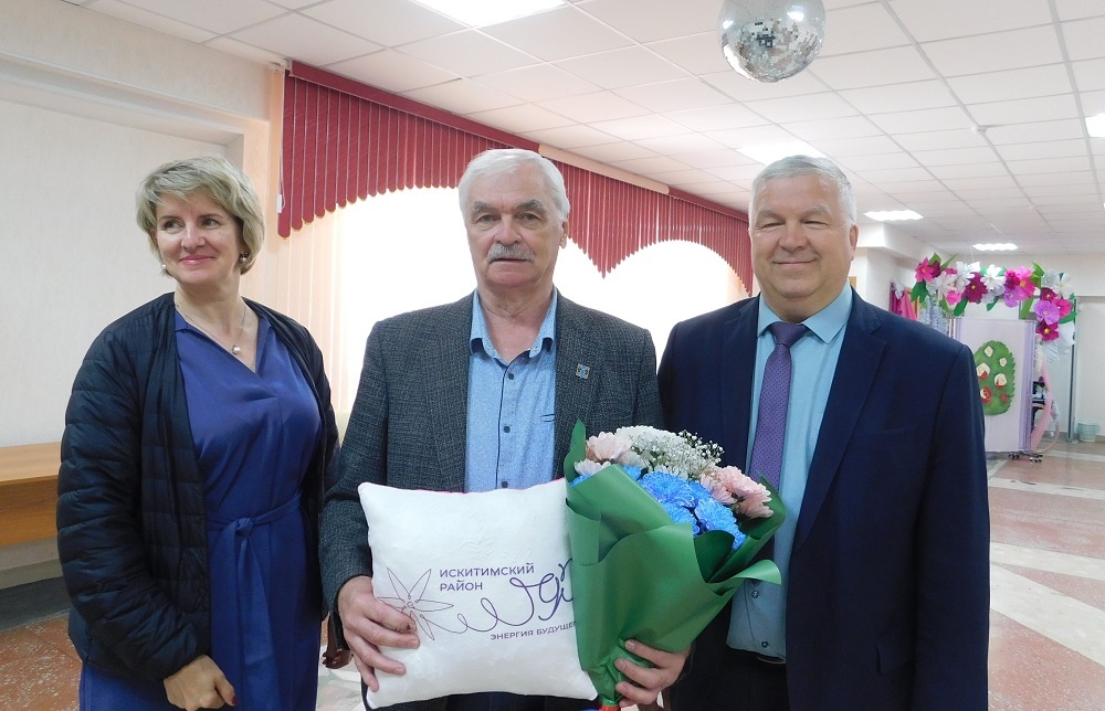    Поздравили юбиляра. Фото Анны Зубаревой