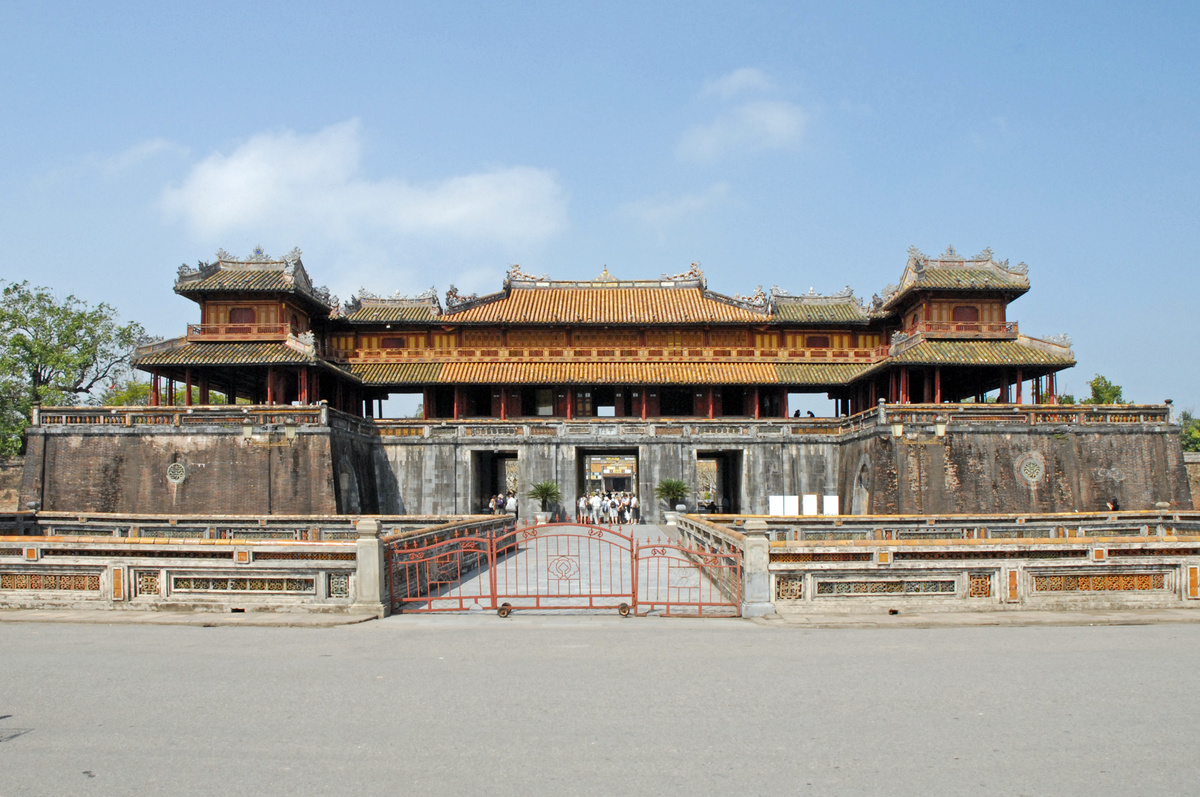 «Полуденные ворота» («Нгомон»). Авторство: Jean-Pierre Dalbéra. Flickr: La porte du midi (Cité impériale, Hué), CC BY 2.0, https://commons.wikimedia.org/w/index.php?curid=17518277/