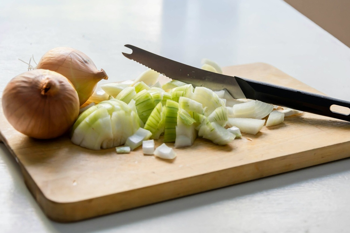     Физики выяснили, как нарезать лук без слез