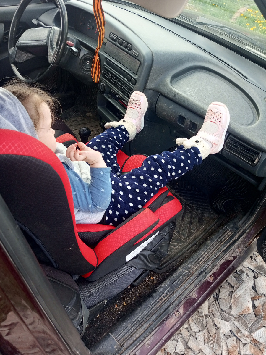 И вот сидит, довольная. А я стою рядом