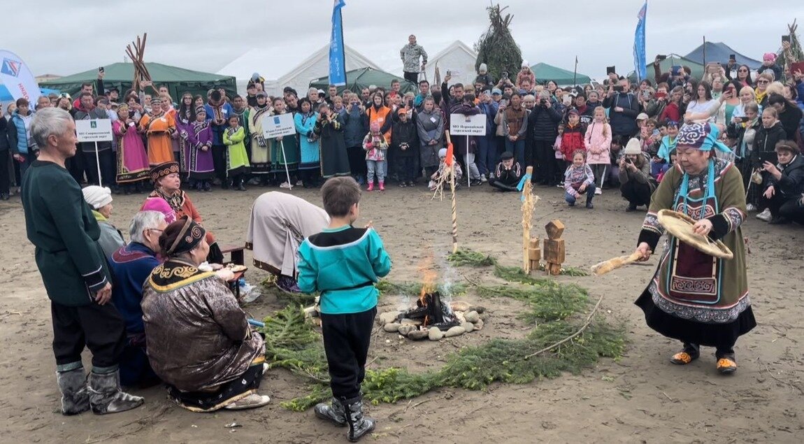 После обряда гостей угощают национальными блюдами. А потом начинается концерт, где выступают ансамбли коренных народов. Фото: ГБУК «Сахалинский областной центр народного творчества»