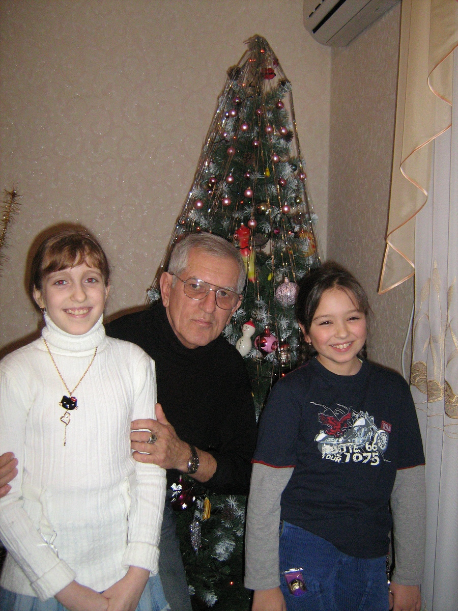 Каким он для меня останется в памяти? Образец спокойствия, положительных эмоций, позитива и искренности. 