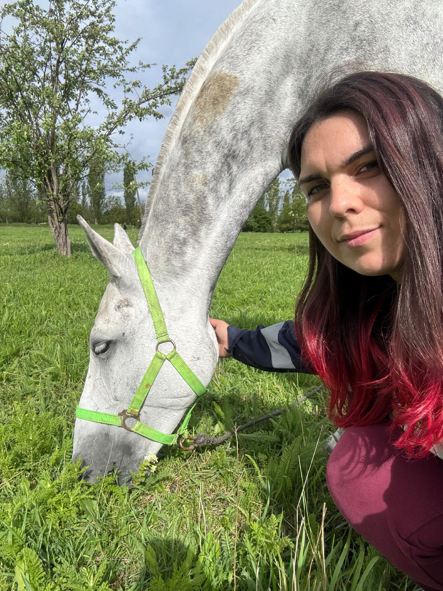 Это я с «соседкой» по деннику Радостью ))