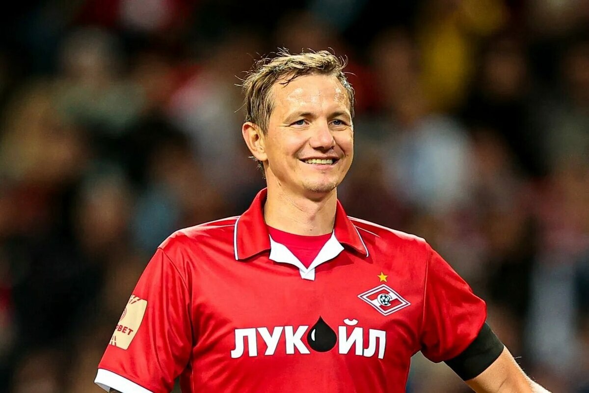 
Карло Кудичини, бывший голкипер лондонского “Тоттенхэма”, поделился тёплыми воспоминаниями о совместной игре с российским нападающим Романом Павлюченко. 🗣️ Ветеран итальянского футбола не скупился на комплименты в адрес “Русского Спящего Гиганта”, как прозвали Павлюченко английские болельщики.

“Я играл с Павлюченко и Смертиным, они оба были очень хорошими футболистами”, – отметил Кудичини в беседе с корреспондентом “Чемпионата”. 🤝 “Тот факт, что они выступали в АПЛ, означает, что это спортсмены высокого уровня и заслуживают там быть”.

Кудичини особо выделил бомбардирские качества Павлюченко: “Павлюченко был очень хорошим завершителем, он очень спокойный перед воротами. Наверное, поэтому «Тоттенхэм» и купил его”. 🎯

И действительно, “Тоттенхэм” не прогадал, приобретая Павлюченко. Российский нападающий, несмотря на некоторую медлительность и флегматичность на поле, обладал уникальным голевым чутьем и умением реализовать момент из любой позиции. 💥

Напомним, Павлюченко выступал за “Тоттенхэм” с 2008 по 2012 год. За этот период он принял участие в 113 матчах во всех турнирах, в которых он отметился 42 голами и 10 результативными передачами. 📈

Несмотря на то, что Павлюченко не стал суперзвездой в “Тоттенхэме”, он оставил яркий след в истории клуба и запомнился болельщикам своими голами и харизмой. 😊 Слова Кудичини – еще одно подтверждение таланта и мастерства российского нападающего.

Приятно слышать такие теплые слова о нашем футболисте от известного европейского игрока! 