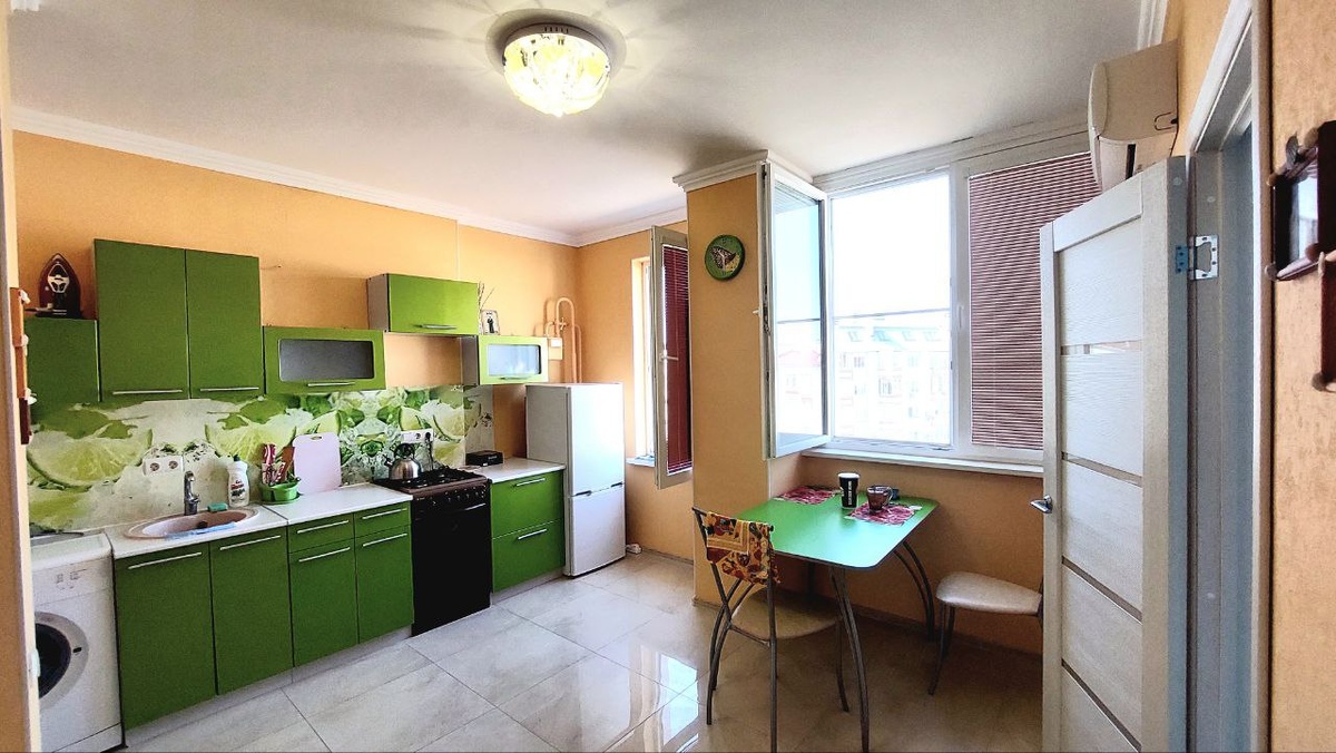 Квартира расположена в ЖК "Столичный квартал" на ул. Дивноморская