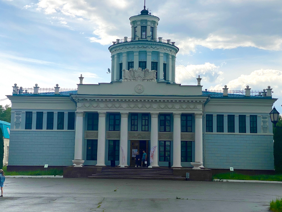 Центральный вход