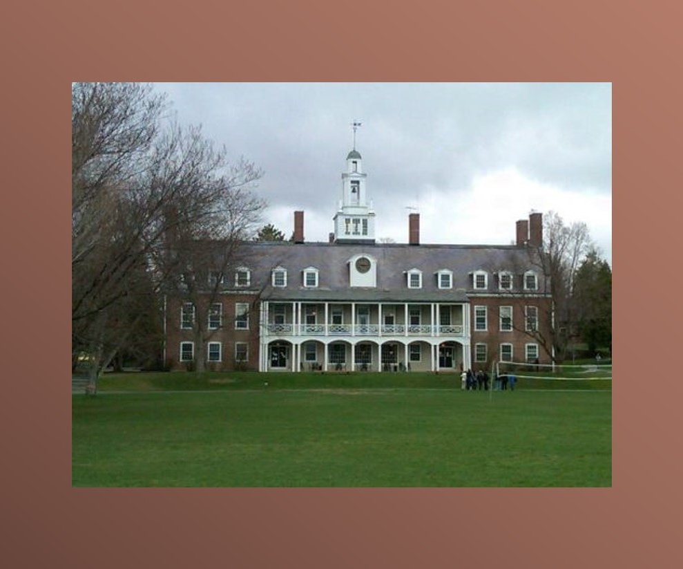 Беннингтонский колледж, в котором училась Донна Тартт стал прообразом того самого Хемпден коллежда, где развернуться события книги