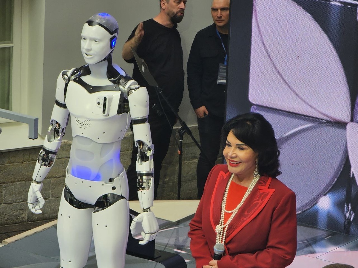    Робот Арди и Надежда Бабкина. Фото: Мойка78.