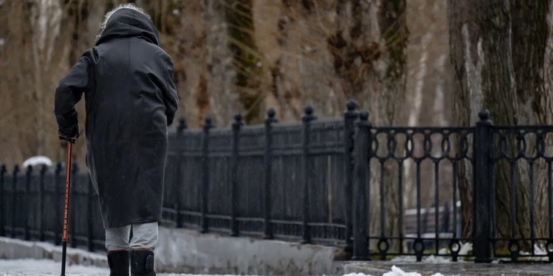 "Доплата к пенсии после 80 лет в 2025 году: кому положена и как получить"