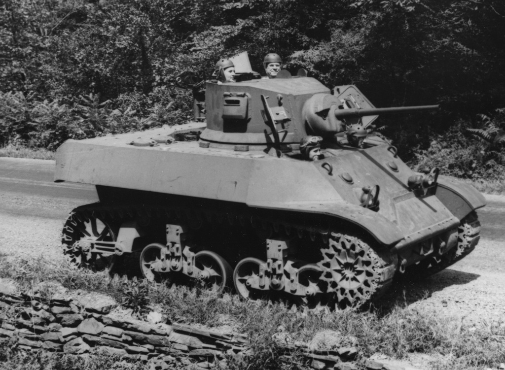 Тестовый образец танка на обкатке, башня еще от Light Tank M3A1.