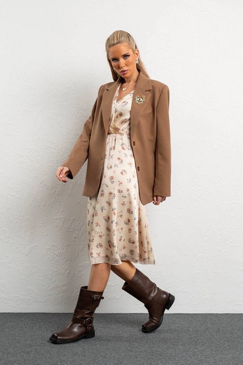 Есть вещи, которые не просто красиво сидят, а создают настроение. Именно такими стали шифоновые платья — главные героини этого сезона. Они будто созданы для того, чтобы ловить ветер, отражать солнце и чувствовать себя свободной.