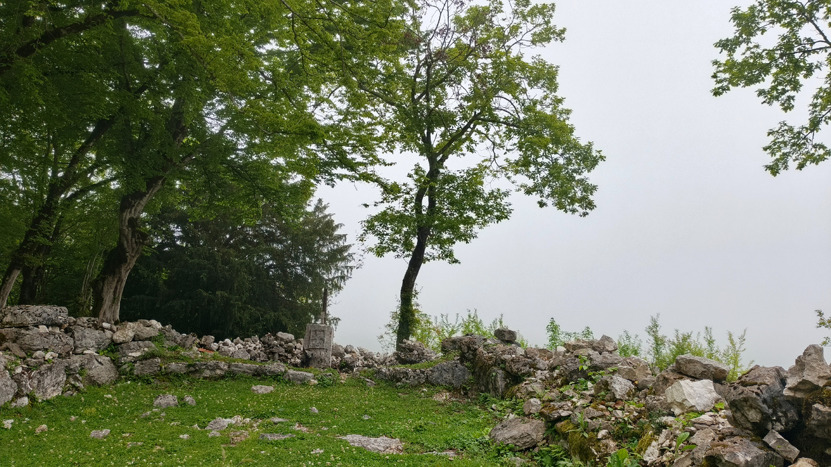 Руины храма св. Георгия Победоносца близ города Новый Афон в Абхазии. Май 2025. Фото автора. 