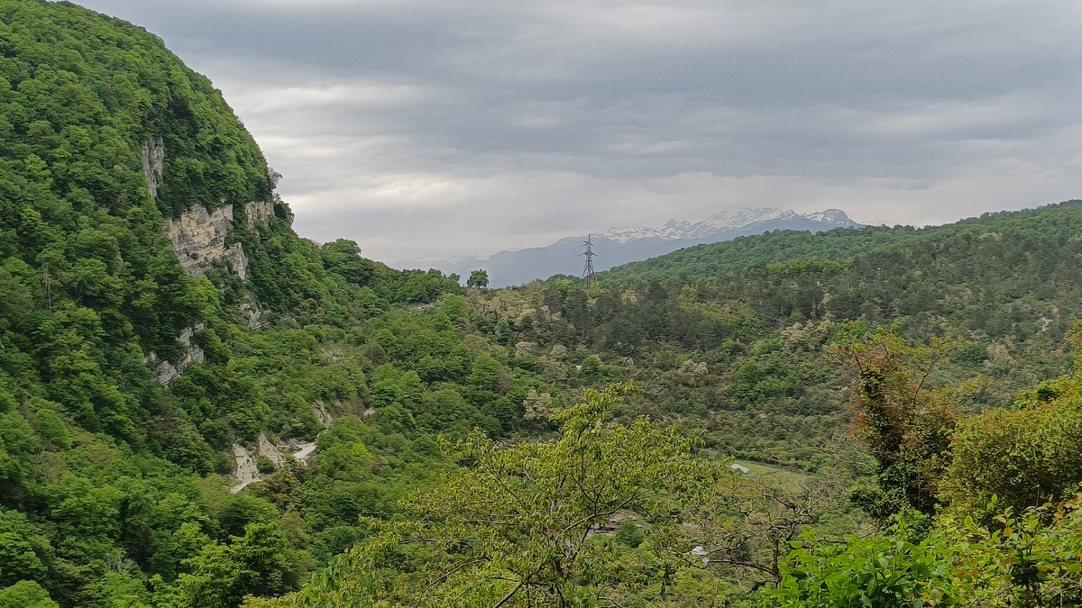 Вид со случайной поляны по дороге к храму Акуача. Май 2025. Фото автора.