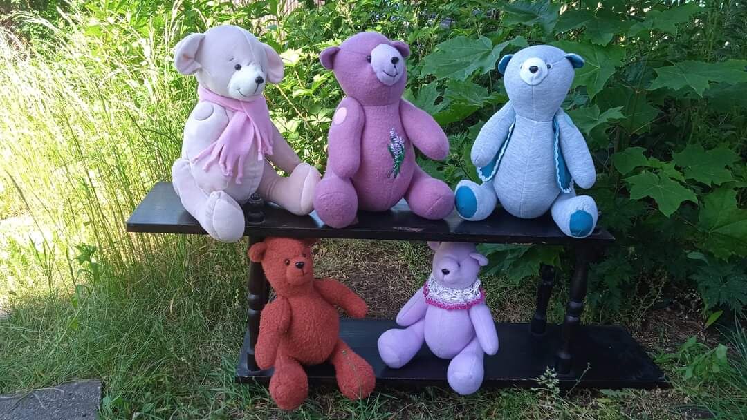 Мои сшитые мишутки на прогулке в саду. Работы автора. 