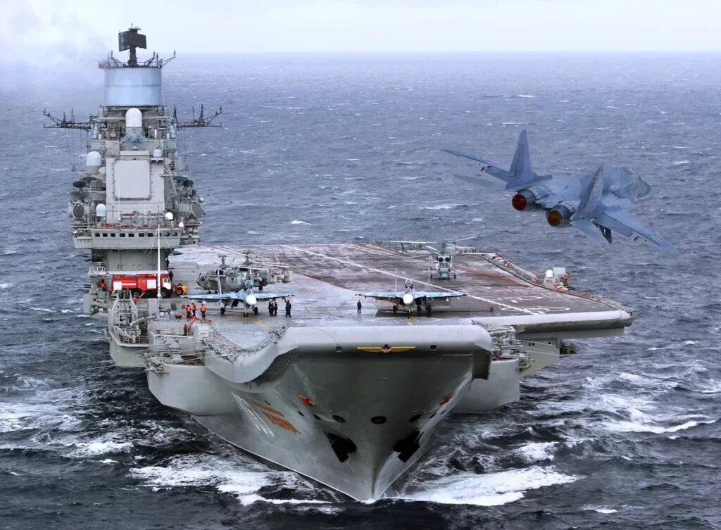 Фото: «Адмирал Кузнецов» — советский и российский тяжелый авианесущий крейсер, единственный авианосец и одновременно флагман Военно-морского флота (ВМФ) России и Северного флота. Предназначен для поражения надводных целей, защиты морских соединений и поддержки десанта.