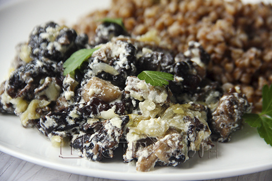 Весенние грибы строчки со сметаной.