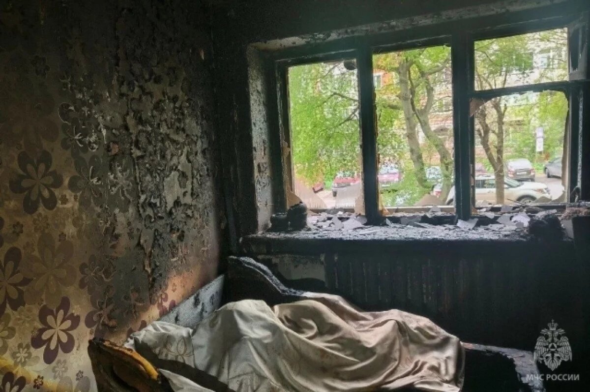    Мужчина снимал в здании комнату.