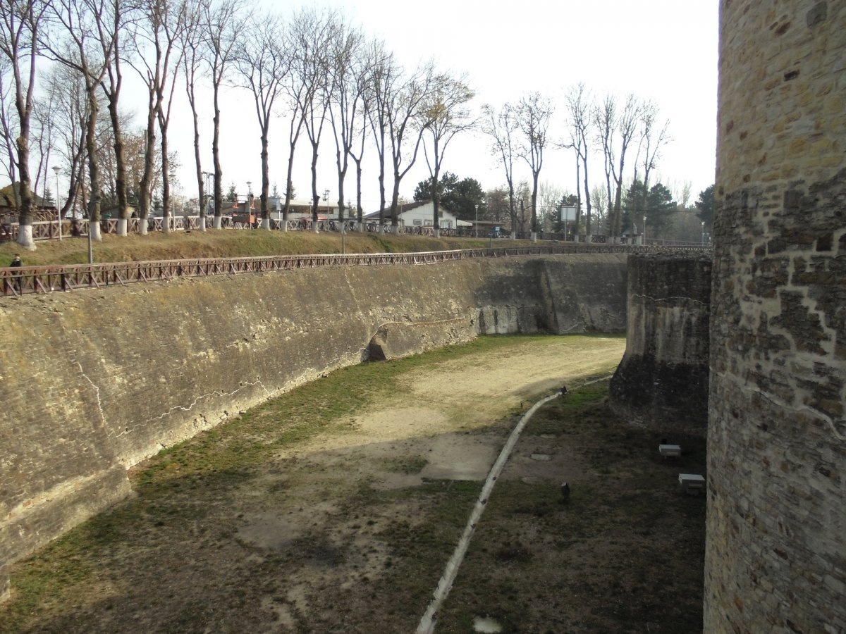 Крепостной ров Тронной крепости в Сучаве, Румыния.