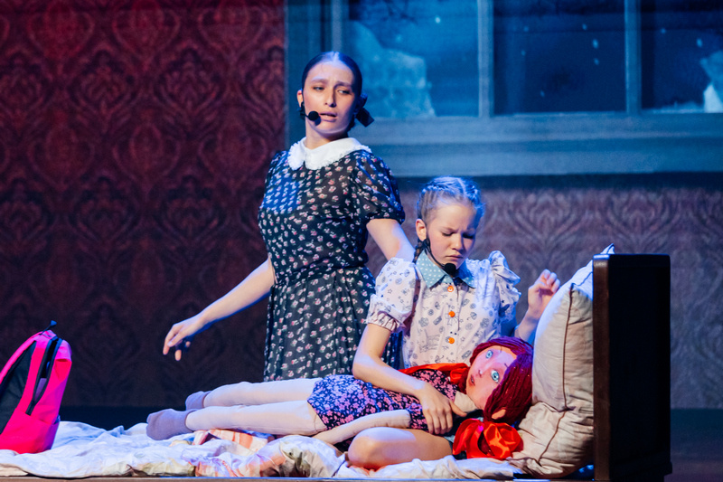 Роль Насти блестяще исполнила Ирина Рыбчак, а ее взрослое альтер эго сыграла Арина Соснина.