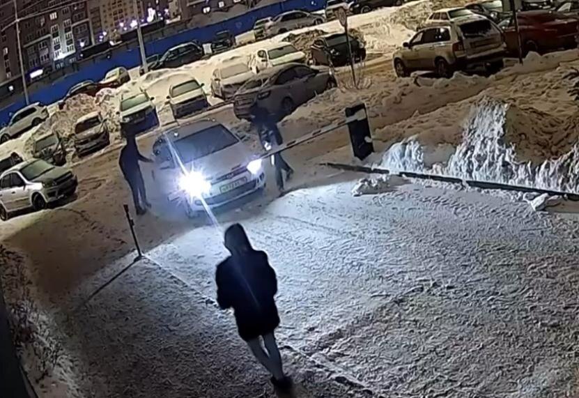    Пьяный житель Ижевска ударил таксиста канцелярским ножом