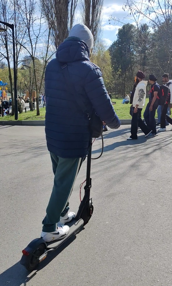 В парке на самокатной прогулке