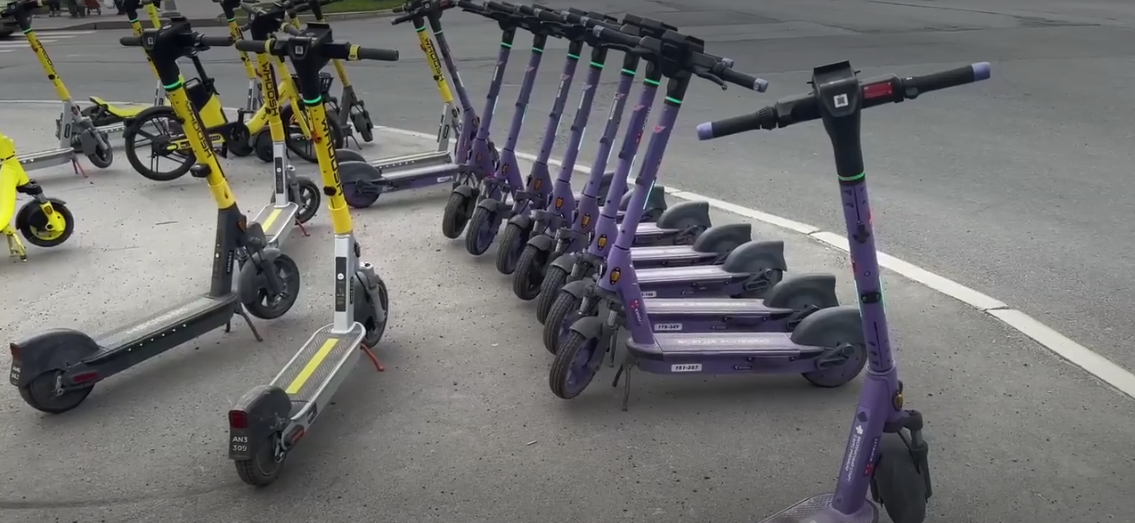 Кучкование самокатов на тротуаре