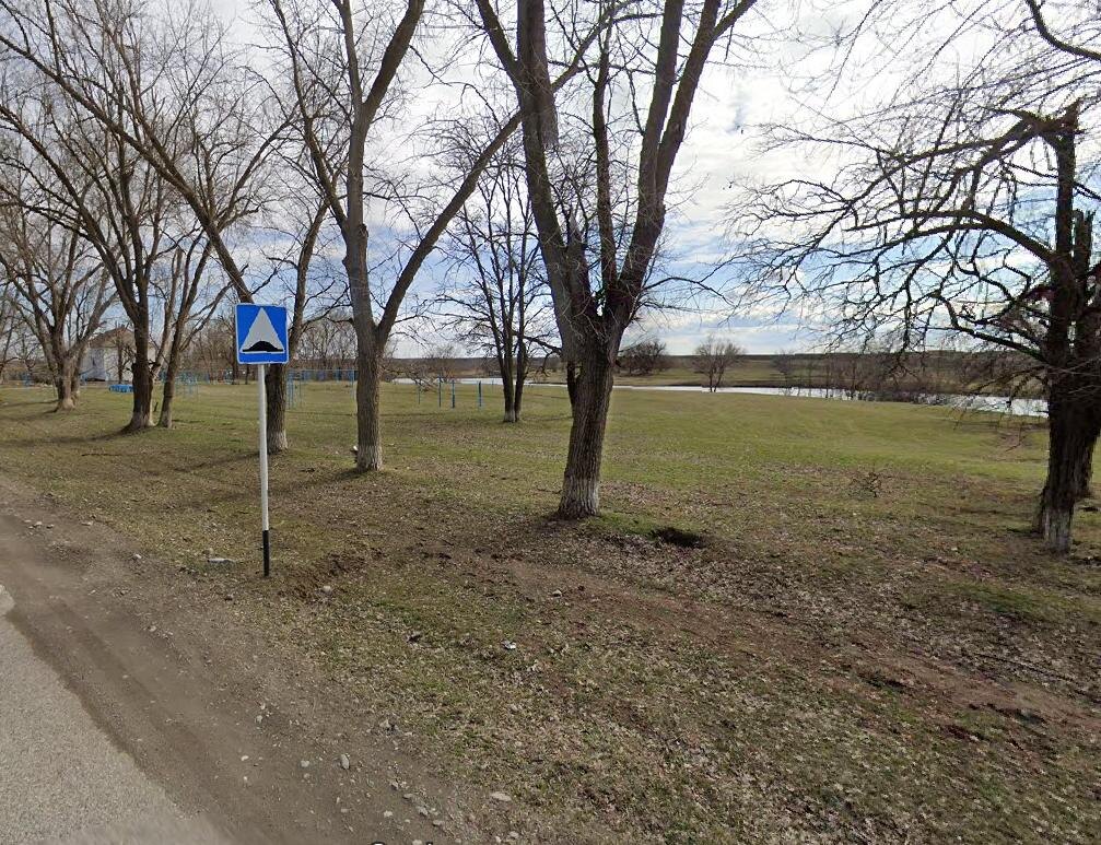 Справа вдалеке та самая кура, а слева - моя школа