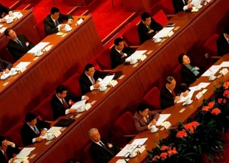    Китайским чиновникам запретили употреблять алкоголь и деликатесы на работе