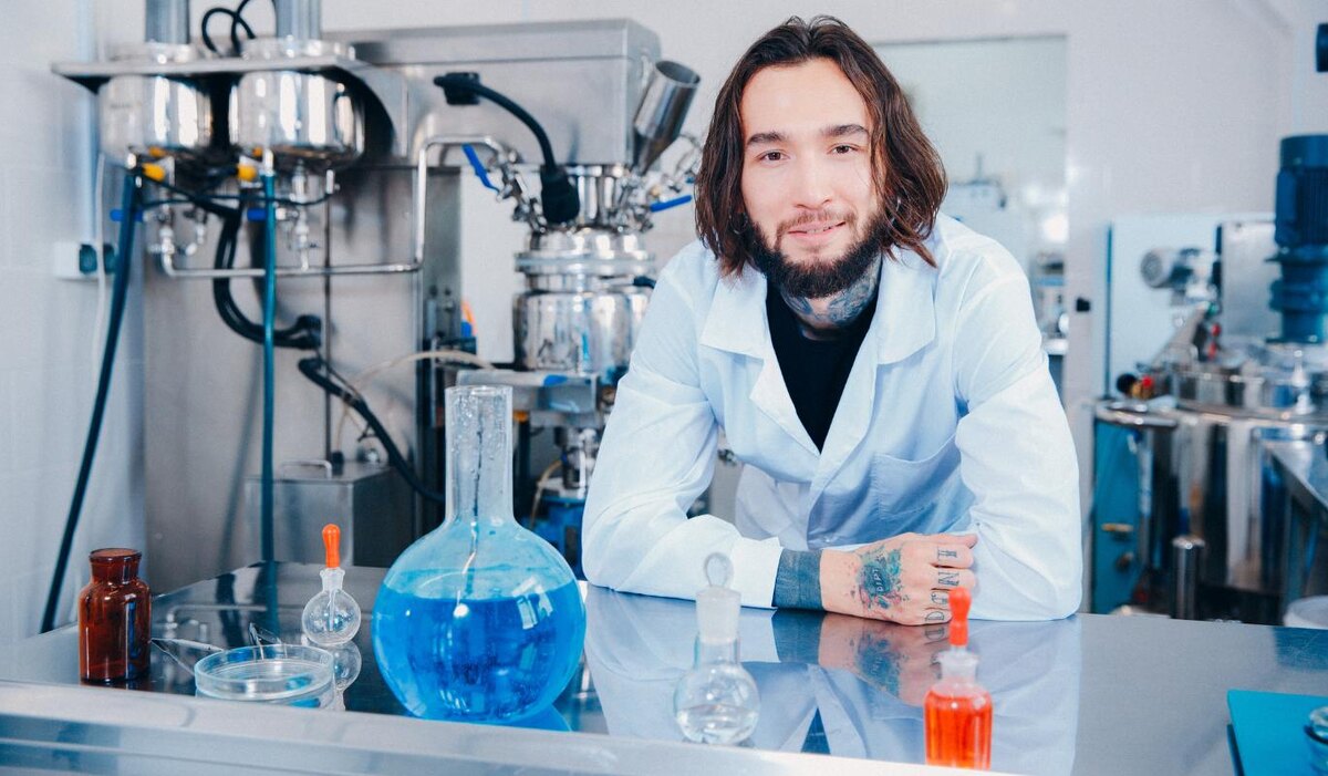     "У меня не заканчиваются идеи": интервью с косметическим химиком Михаилом Видяевым