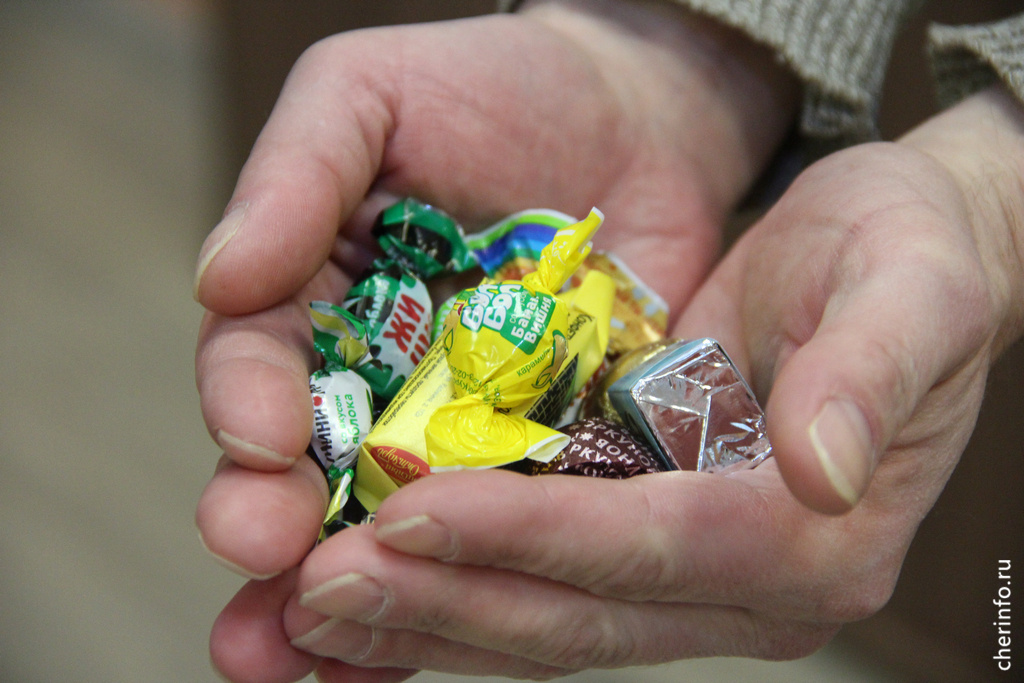    20-летний подозреваемый размещал в интернете бесплатные объявления о продаже компьютерной техники и комплектующих: видеокарт, ноутбуков, компрессоро