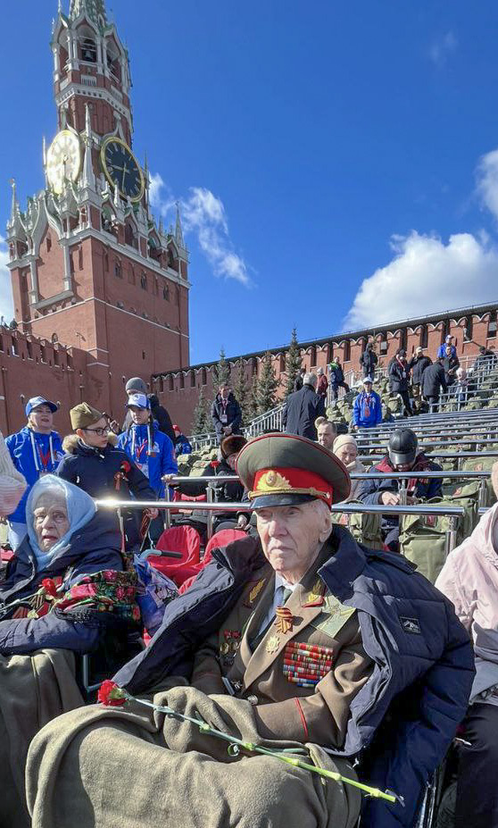 Генерал-майор Пётр Фёдорович Иванков на трибуне у Кремлёвской стены в ожидании Парада Победы. На груди шеврон «ТУВИНЕЦ», которые носят бойцы СВО.