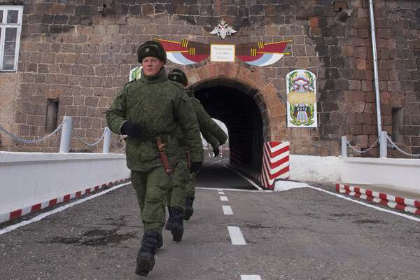 Военнослужащие на территории 102-й российской военной базы Южного военного округа в Гюмри / Сергей Гунеев/РИА Новости 